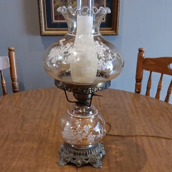 Vintage Glass "Gone With The Wind" Lamp with Floral Design - Picture 3 of 10